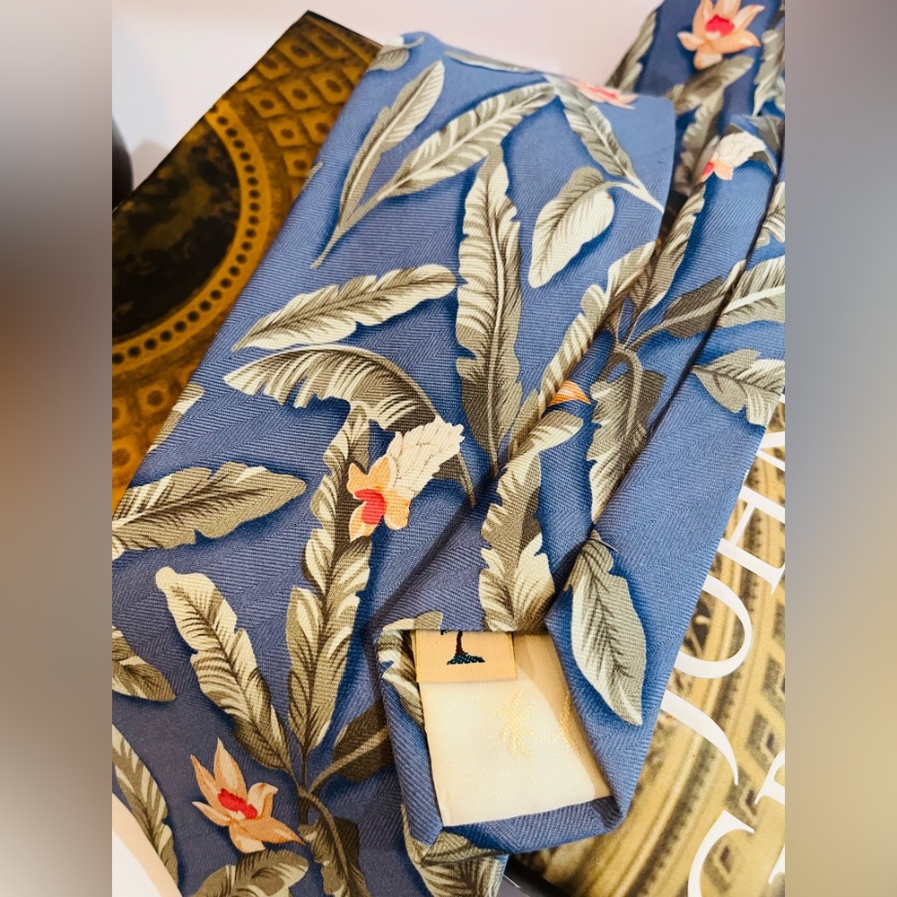 TOMMY BAHAMA 100% Silk Necktie Handmade Logo Lined Tropical Hibiscus Floral Blue